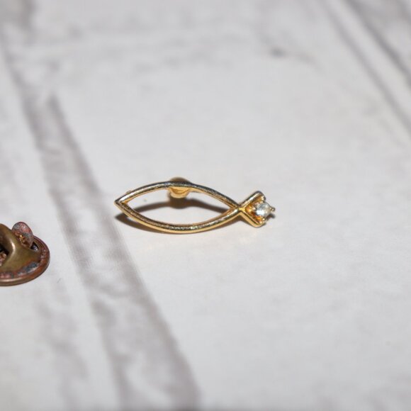 🐟 Vintage Gold Ichthys Lapel Pin – Rhinestone Accent – 1" Long  💛 - Picture 3 of 4